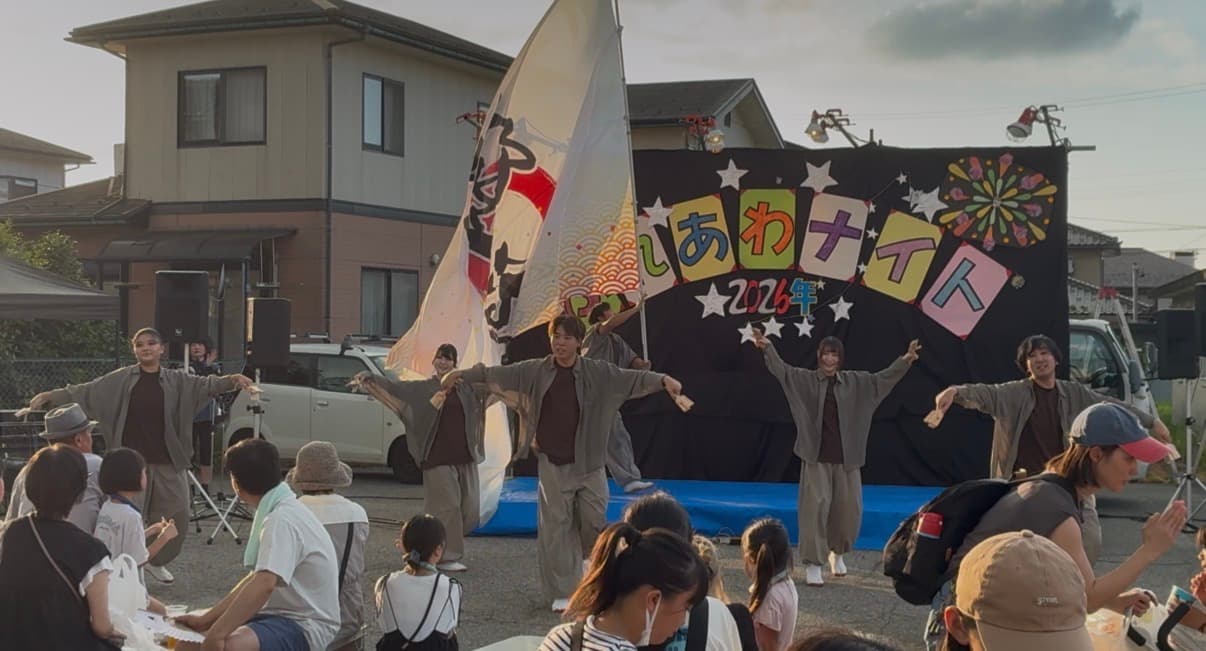 富山市山室地区のお祭り「ふれあわナイト」のステージで演舞する満福